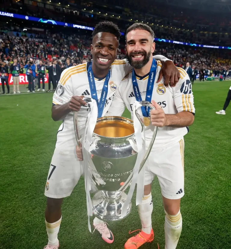 Vinicius Junior bersama trofi Liga Champions bersama Real Madrid