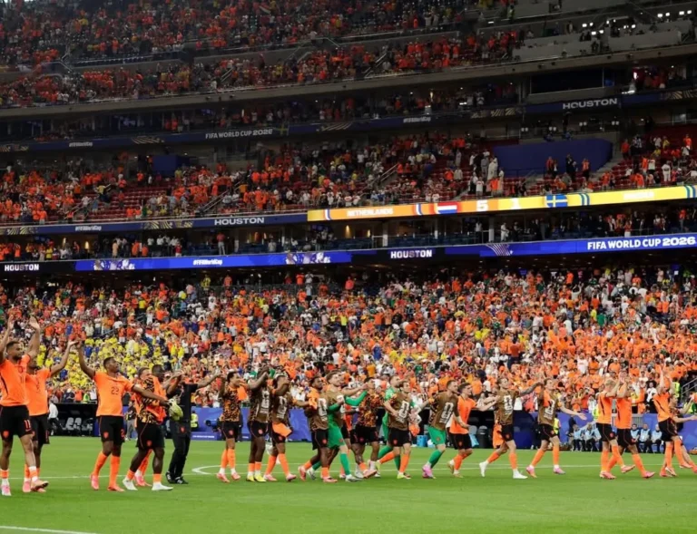 Timnas Belanda merayakan kemenangan besar atas Swedia di Piala Dunia