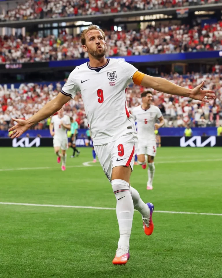 Harry Kane memimpin Inggris saat melawan Kroasia dalam laga di Dallas Stadium