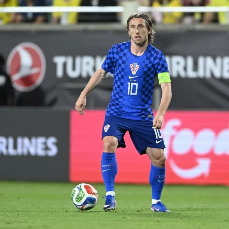 Luka Modric saat membela Kroasia dalam laga melawan Slovenia