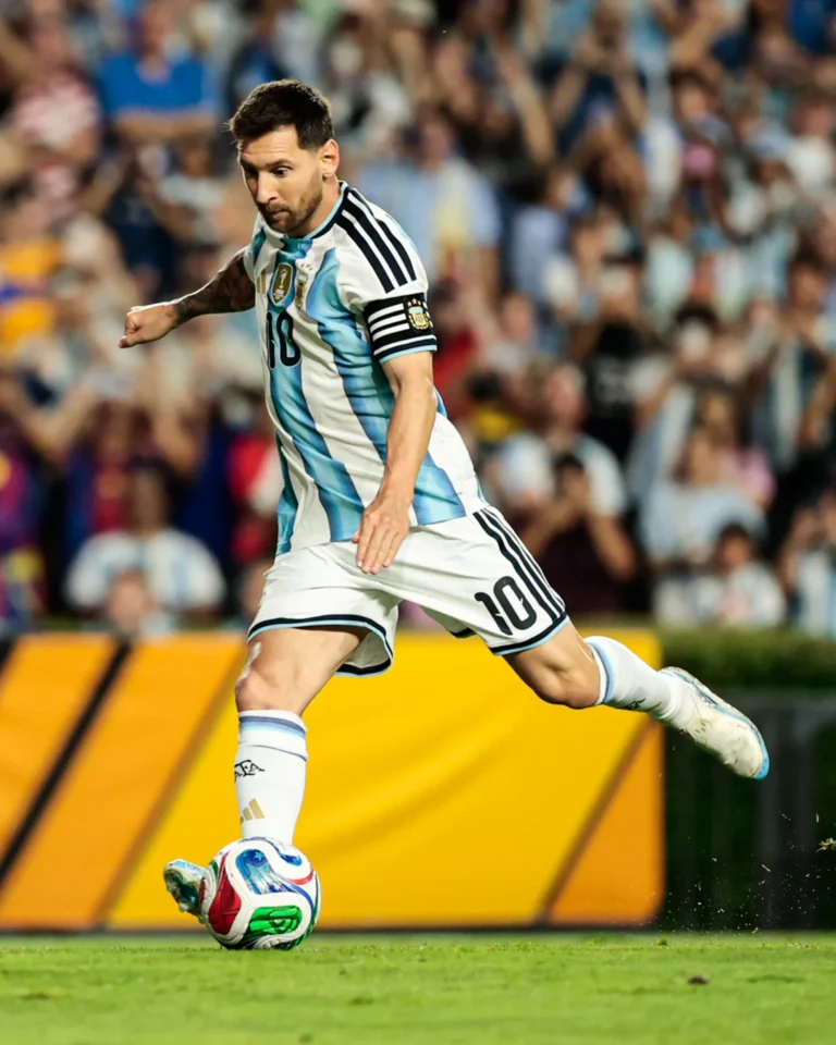 Lionel Messi mencetak gol penalti untuk Argentina saat menang 3-0 atas Islandia