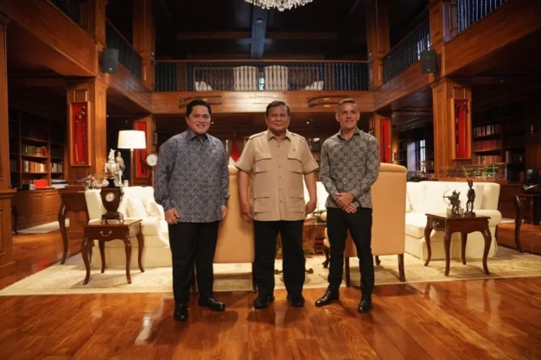 Prabowo menerima Menteri Pemuda dan Olahraga serta pelatih Timnas Indonesia