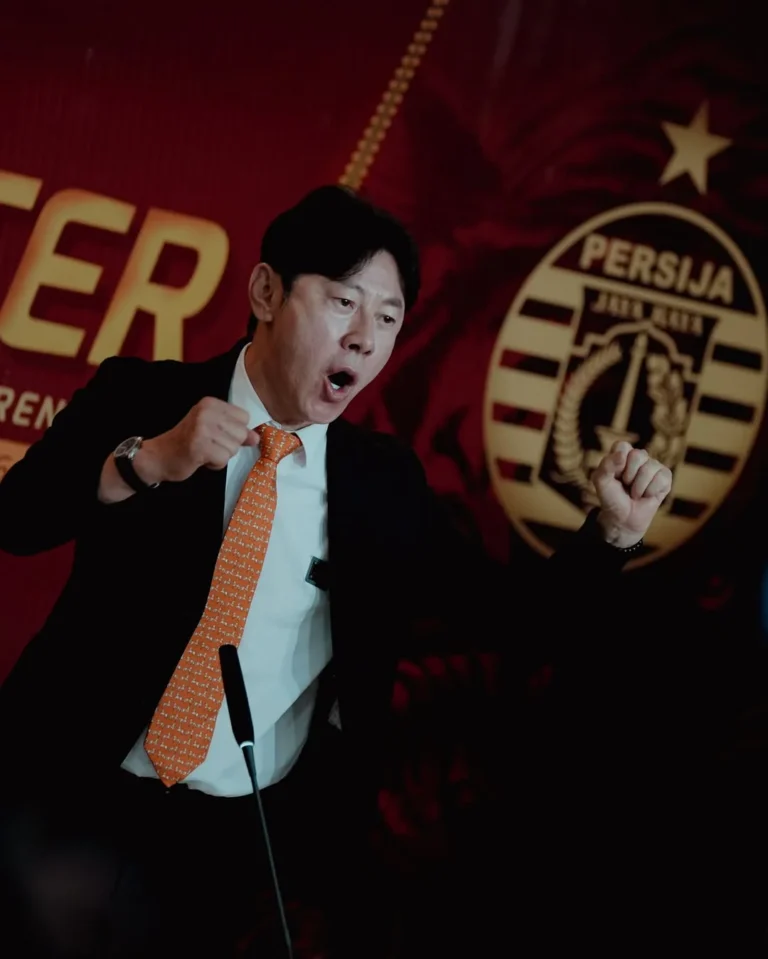 Shin Tae-yong hadir di Stadion Utama Gelora Bung Karno saat laga Indonesia vs Mozambik